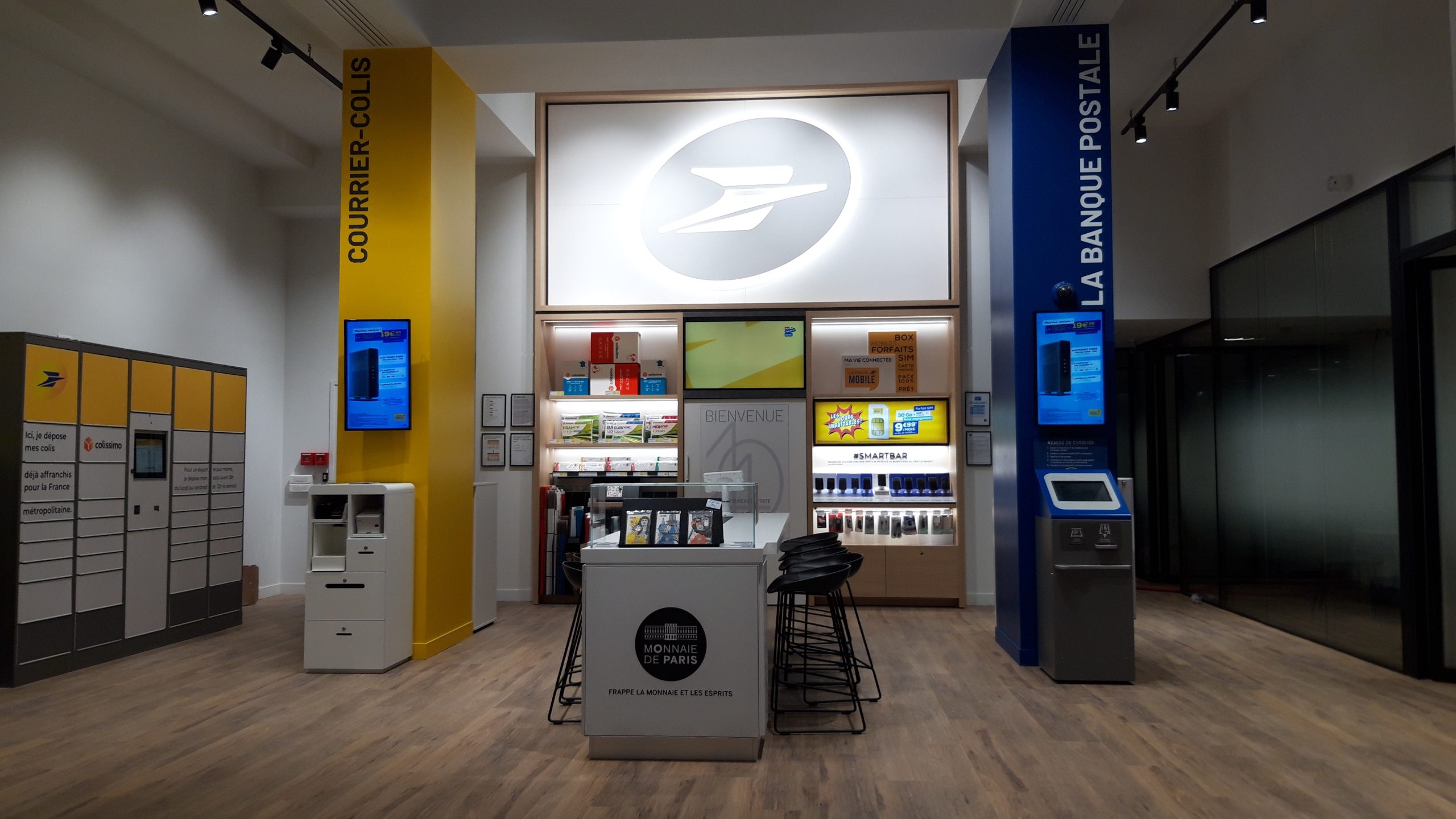 bureaux la banque postale vue interieure renovation espace depose colis
