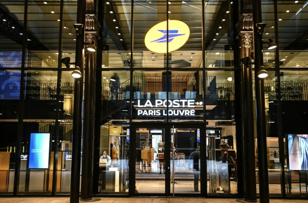 devanture la poste louvre