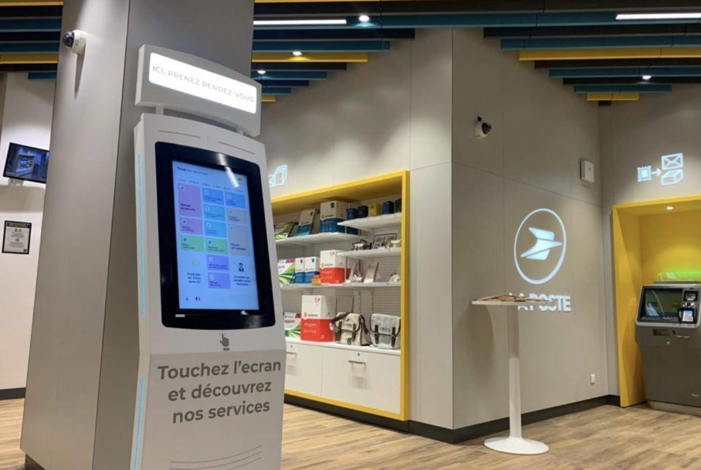 bureau laposte vue interieure sur borne et espace de stockage
