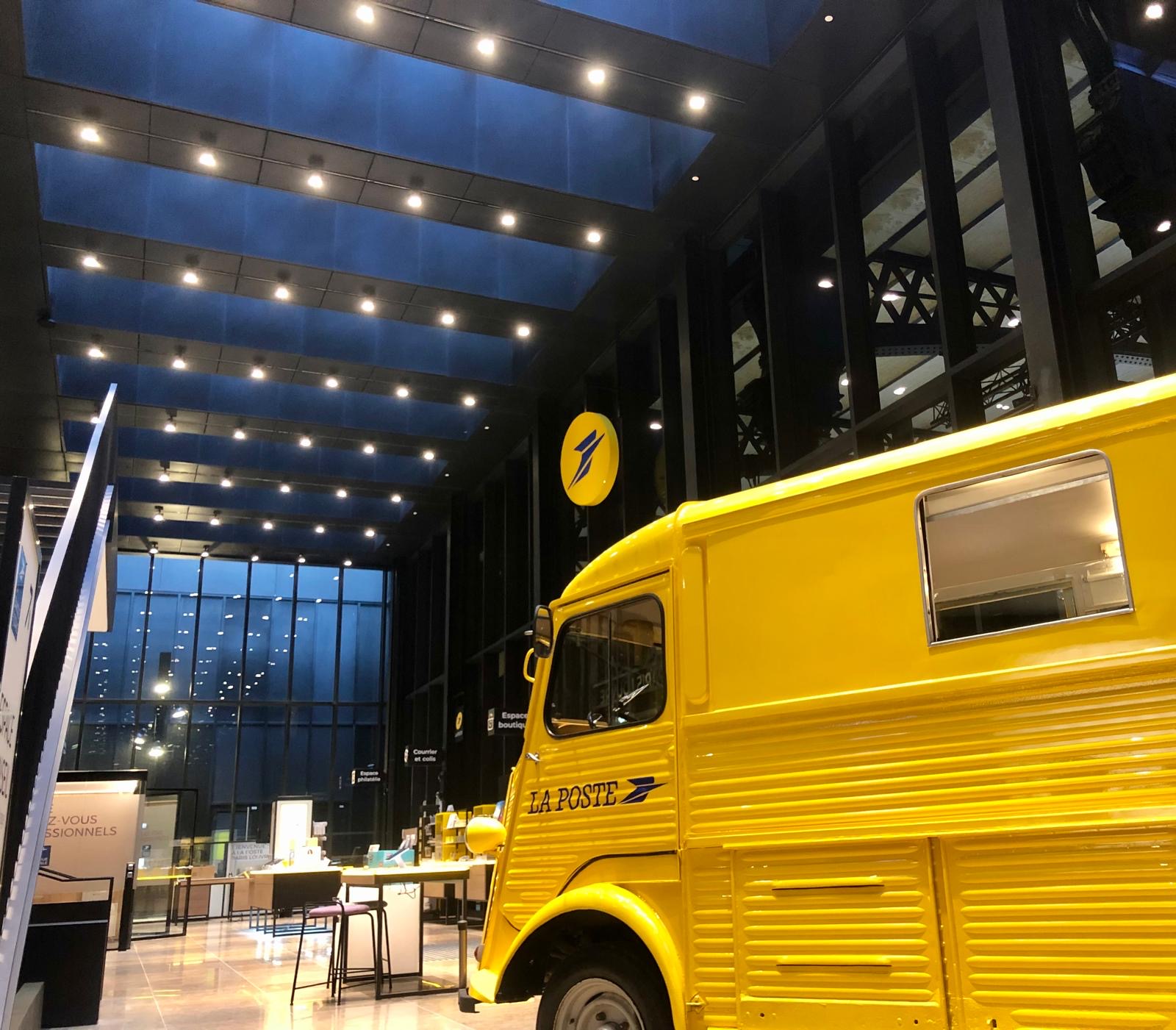 bureau laposte bue interieure du grand espace avec hauteur plafond elevée et lumieres via spots